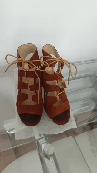 Zapatos de tacón marrón con cordones