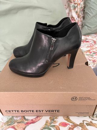 Zapato abotinado Clarks de Tacón color Negro.