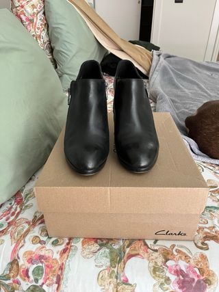 Zapato abotinado Clarks de Tacón color Negro.