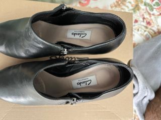 Zapato abotinado Clarks de Tacón color Negro.