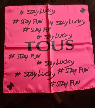 Pañuelo Tous Rosa #StayLucky #StayFun