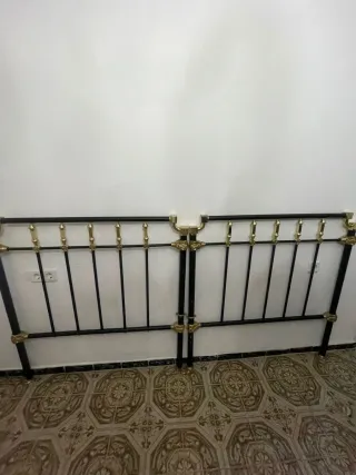 Cabeceros de cama metálicos negros y dorados