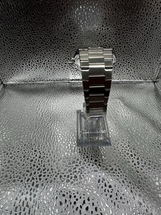 Reloj azul y plateado