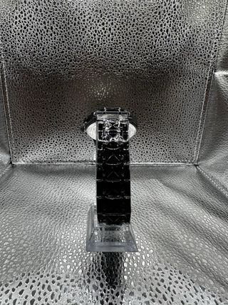 Reloj azul y plateado