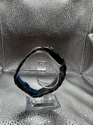 Reloj azul y plateado