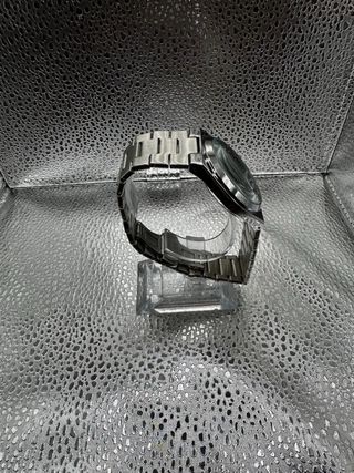 Reloj azul y plateado