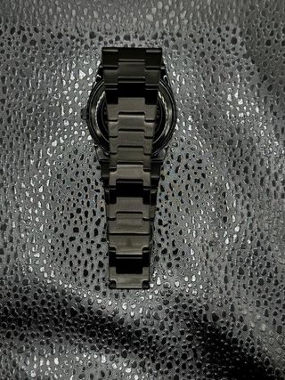 Reloj azul y plateado