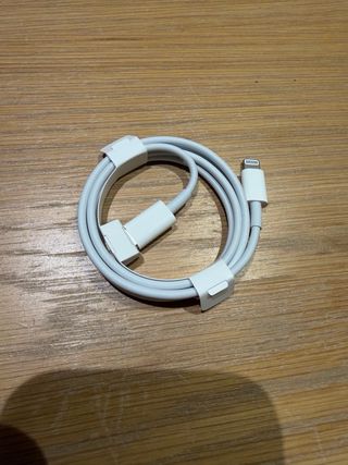 Cable iphone nuevo con etiquetas