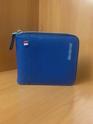 Cartera con cremallera azul y marrón