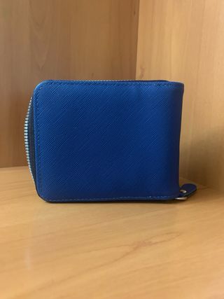 Cartera con cremallera azul y marrón