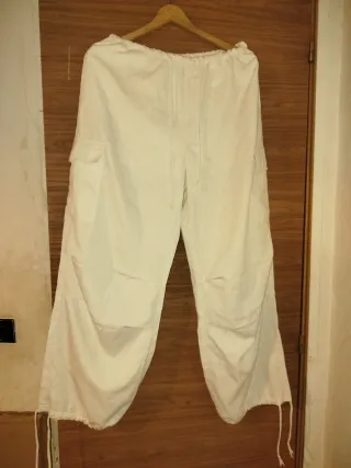 Pantalón suelto beige cargo.  Pantalon hip hop