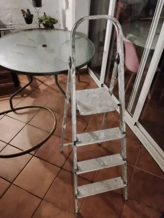 Escalera 4 peldaños aluminio