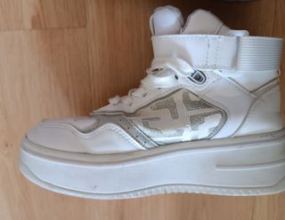 Zapatillas deportivas blancas y plateadas