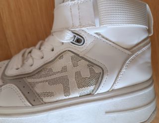 Zapatillas deportivas blancas y plateadas
