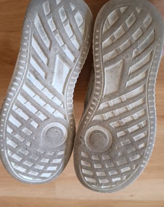 Zapatillas deportivas blancas y plateadas