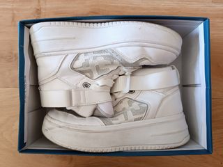Zapatillas deportivas blancas y plateadas