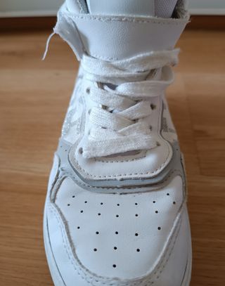Zapatillas deportivas blancas y plateadas