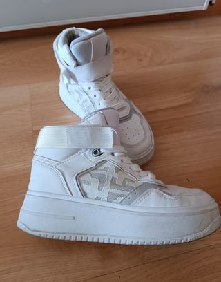 Zapatillas deportivas blancas y plateadas