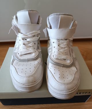 Zapatillas deportivas blancas y plateadas