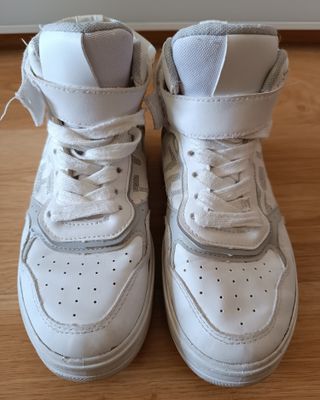 Zapatillas deportivas blancas y plateadas