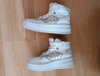 Zapatillas deportivas blancas y plateadas