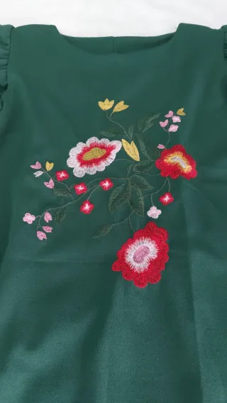 Vestido verde con flores bordadas
