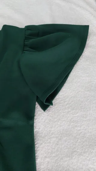 Vestido verde con flores bordadas