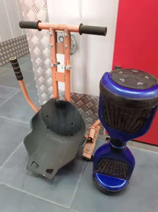 Patín eléctrico con asiento azul