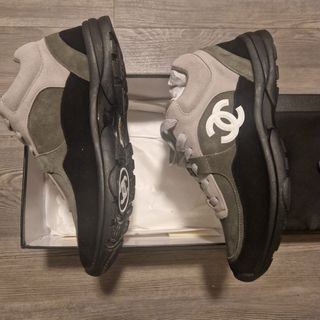 Chanel Sneakers Grises y Negras