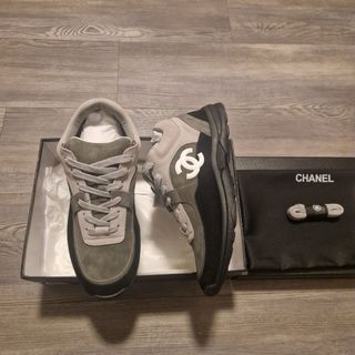 Chanel Sneakers Grises y Negras