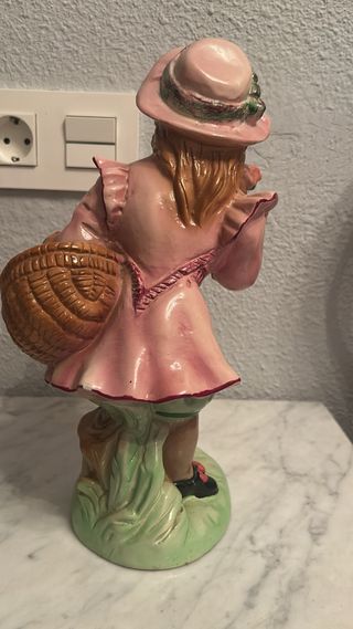 Figura de cerámica niño y niña con cestas