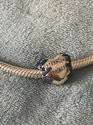 Charm Corazón Stranger Things