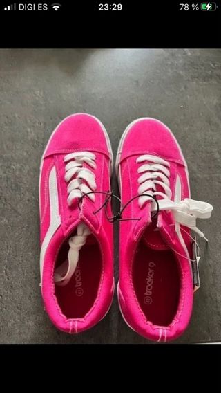 Sin estrenar,contiene las etiquetas originales.