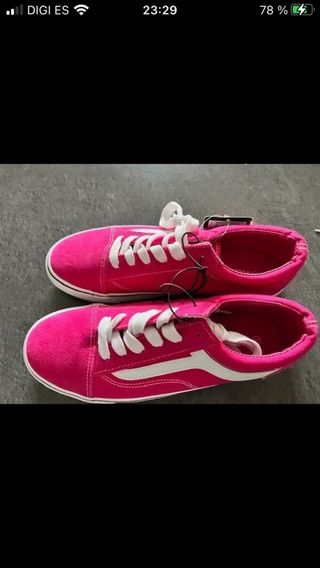 Sin estrenar,contiene las etiquetas originales.