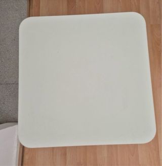 Mesa auxiliar blanca con ruedas