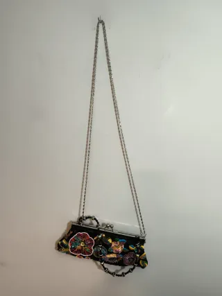 Bolso de fiesta negro con flores bordadas