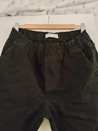 Pantalón tejano negro goma hombre