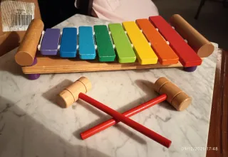 Xilófono de madera arcoíris con mazos