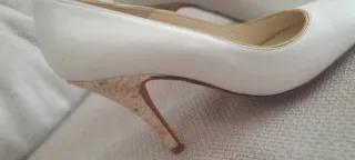 Zapatos de tacón blancos y dorados