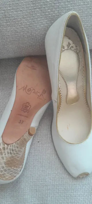 Zapatos de tacón blancos y dorados