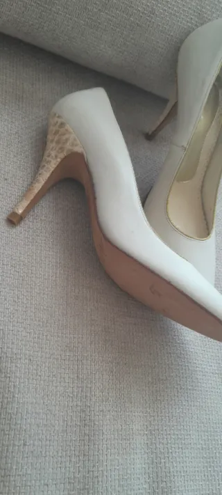 Zapatos de tacón blancos y dorados