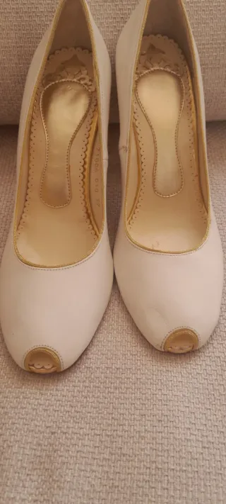 Zapatos de tacón blancos y dorados
