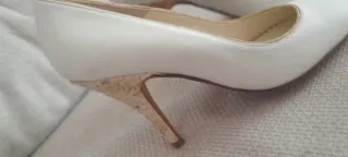 Zapatos de tacón blancos y dorados