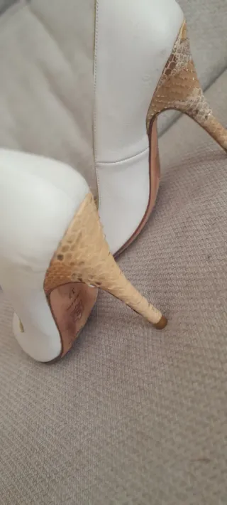 Zapatos de tacón blancos y dorados