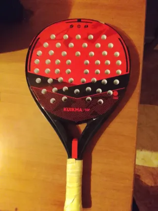 Pala de pádel Kuikma 500 roja con algunos golpes