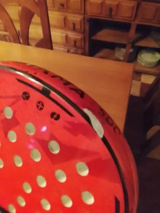 Pala de pádel Kuikma 500 roja con algunos golpes