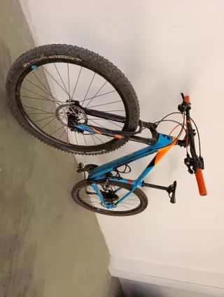 Bicicleta Cube Blu e Arancione