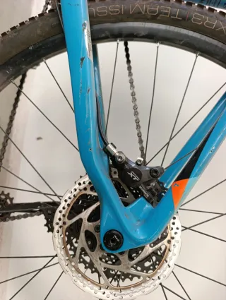 Bicicleta Cube Blu e Arancione