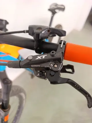 Bicicleta Cube Blu e Arancione