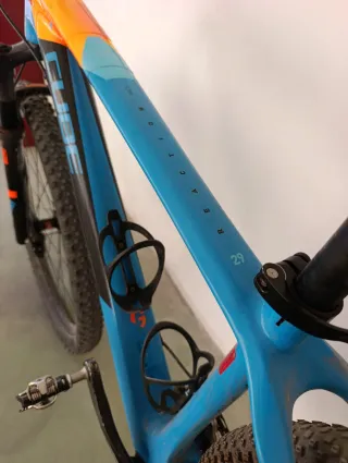 Bicicleta Cube Blu e Arancione